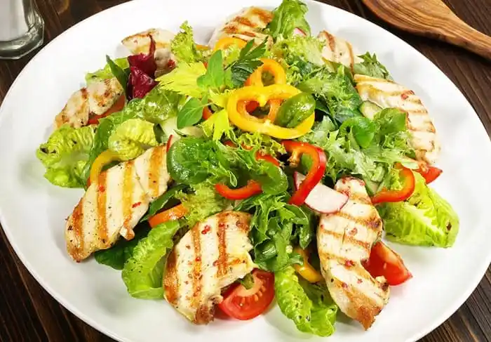 Ensalada Española con lechuga crespa y pollo ahumado